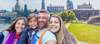 Glückliche Familien bei einem Urlaub in Dresden